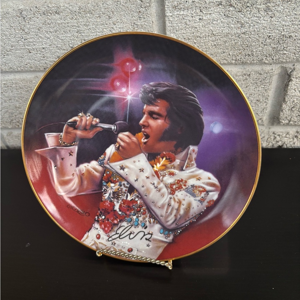 Decorative Plate with Elvis Presley. - Perfect for collectors.